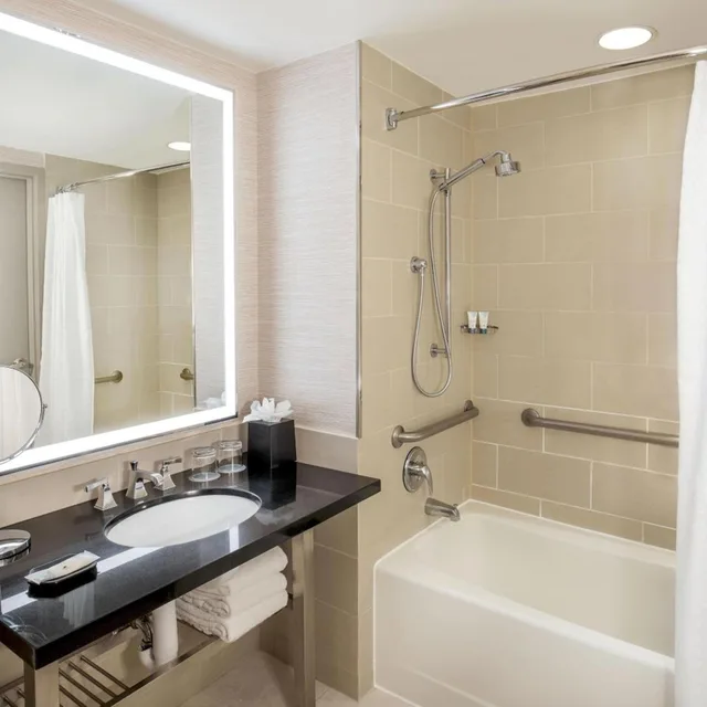 Guest Room, Standard, 2 Double Beds, The Westin Annapolis 5/10
