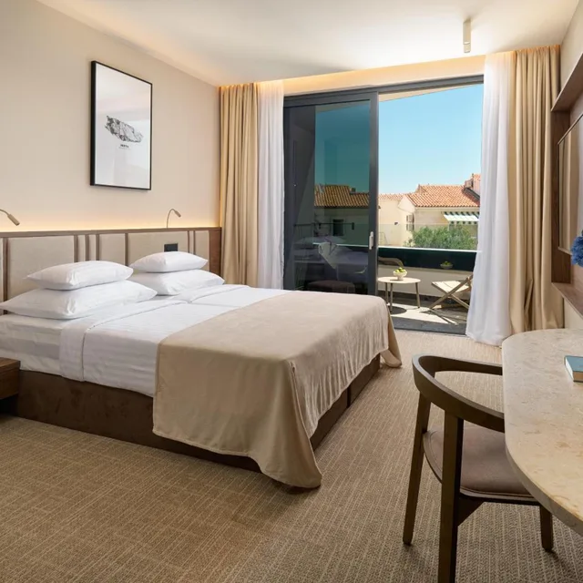 Superior, Double or Twin Bed, Side Sea View, Balcony, Grand Hotel View 3/7