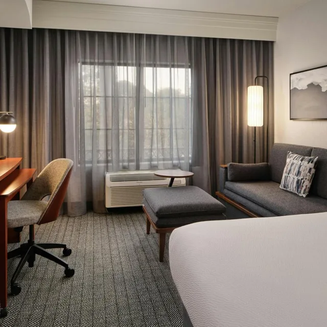 غرفة بسرير كينج بحوض استحمام لذوي الإعاقة، Courtyard By Marriott San Luis Obispo 3/6