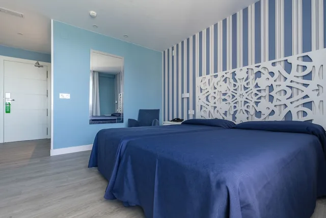 غرفة بسرير كوين بإطلالة على المسبح والبحر، La Barracuda Hotel 7/10