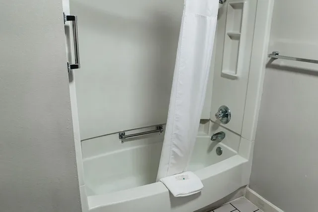 غرفة بسرير كينج لذوي الإعاقة، Quality Inn & Suites Monticello Ar 5/6