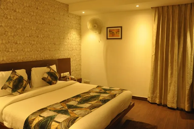 Deluxe, King Bed, Hotel Arch Plaza 4/10