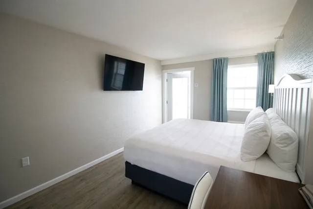 Petite, King Bed, Beach View, Balcony، The Baywatch Resort 6/8