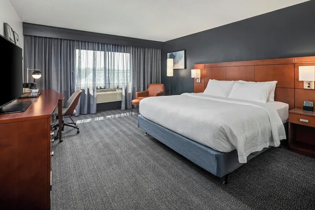 غرفة بسرير كينج، Courtyard By Marriott La Crosse 2/3