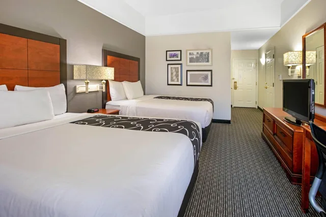 Room, Double Bed, Bathtub, Accessible, La Quinta Inn & Suites by Wyndham DFW Airport South / Irving 2/8