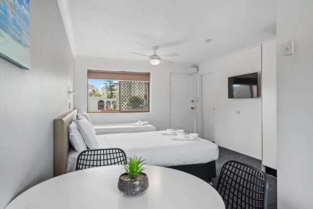 غرفة قياسية ثلاثية بسرير كوين وسرير فردي، Gold Coast Inn 8/10