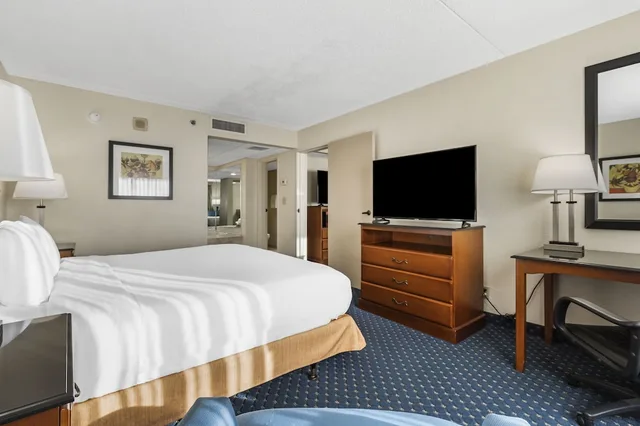 Suite, King Bed, Sofa, Thousand Hills Resort Hotel 3/10