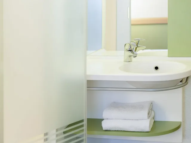 غرفة بسرير مزدوج وسرير بطابقين، Ibis Budget Brussels South Ruisbroek 6/6