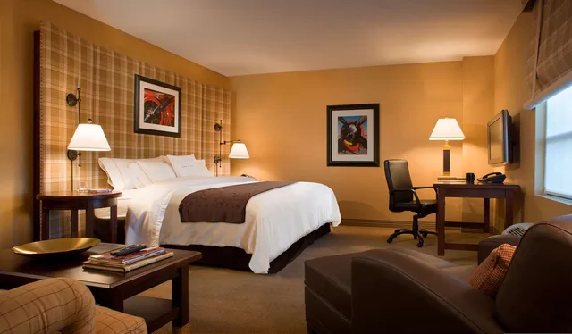 غرفة بسرير كينج مع أريكة، Doubletree Cincinnati Airport 2/2