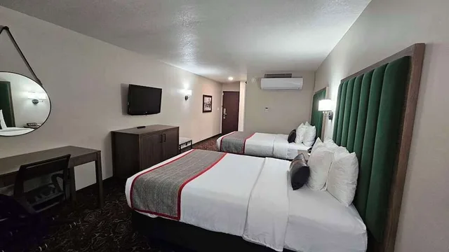 غرفة قياسية بسريرين مزدوجين بشرفة، Lumber Jack Lodge, Ascend Hotel Collection 2/9