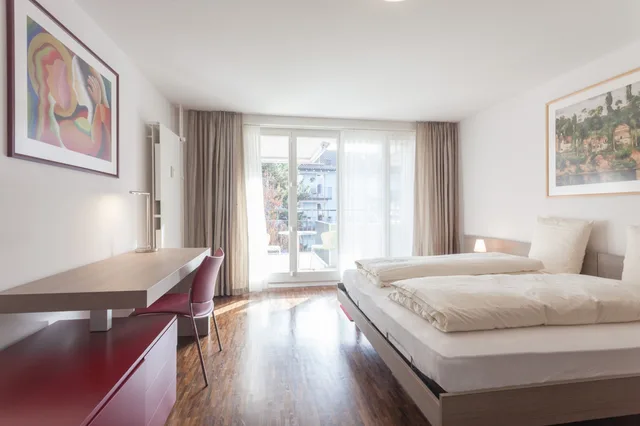 شقة سوبيريور بسريرين منفصلين وسرير كينج بشرفة بغرفتي نوم مع أريكة، Ema House Serviced Apartments Seefeld 1/10