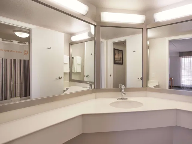 جناح بسرير كينج وسرير فردي، La Quinta Inn by Wyndham San Diego Chula Vista 2/2