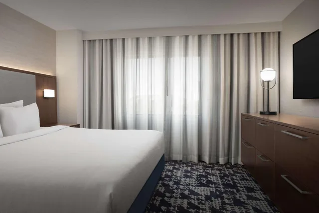 جناح بسرير كينج مع أريكة، Embassy Suites by Hilton Dallas Near the Galleria 1/4