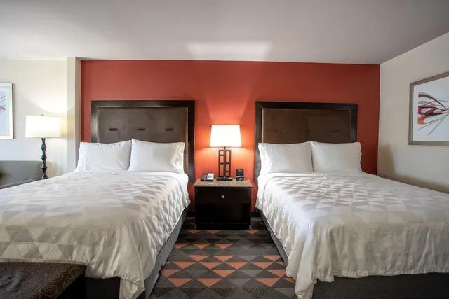 جناح بسريرين كوين مع أريكة، Holiday Inn Oceanside Camp Pendleton Area 1/10