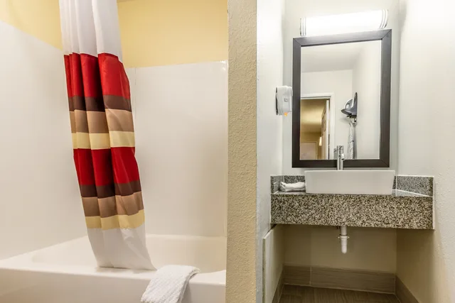 غرفة سوبيريور بسرير كينج، Red Roof Inn Scottsburg 4/4