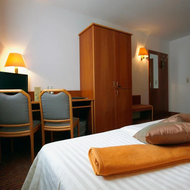 غرفة ثلاثية بحمام خاص، Hotel Kleefelder Hof 4/7