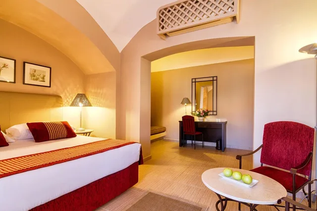 جناح جونيور بسرير كوين بإطلالة على المسبح، JAZ Makadi Oasis Resort 5/8