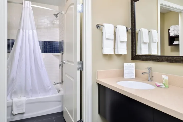 جناح استوديو بسرير كوين بمطبخ، STAYBRIDGE SUITES ROCHESTER COMMERCE DR NW 4/4