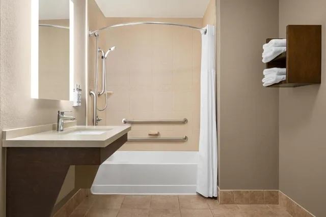 جناح بسرير كينج بغرفة نوم واحدة لذوي الإعاقة، Staybridge Suites Oklahoma City-Quail Springs 1/1