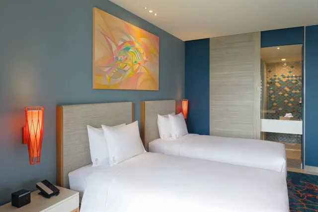 غرفة قياسية بسريرين منفصلين بإطلالة على البحر في طابق مرتفع، Holiday Inn Vana Nava Hua Hin 4/6