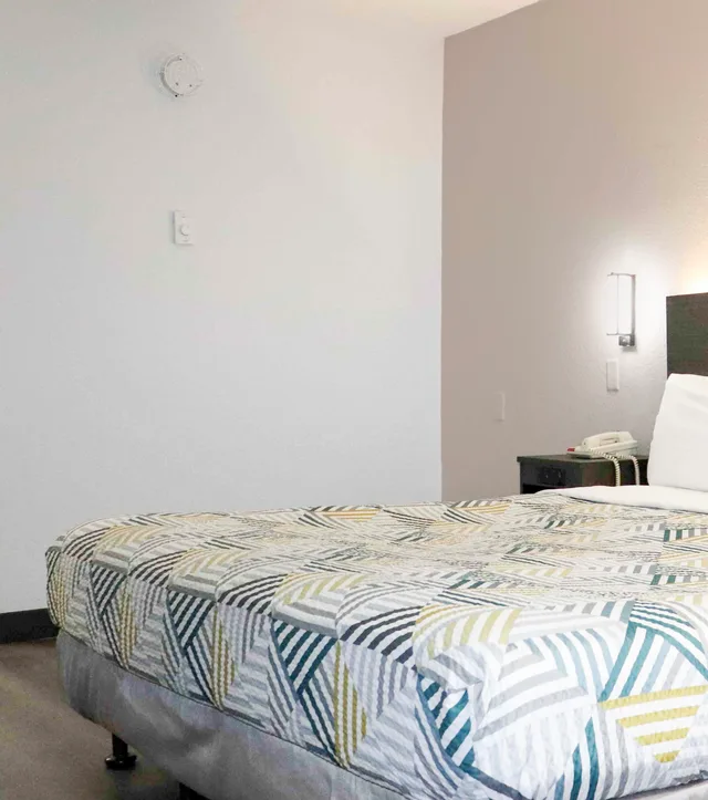 غرفة بسرير كينج، Motel6 Birmingham, AL 3/4