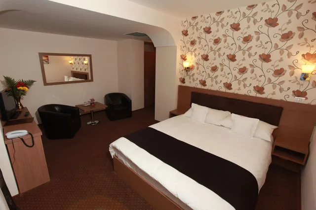 غرفة سوبيريور بسرير كينج، West Plaza Hotel 1/3