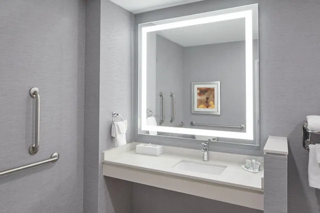 غرفة بسرير مزدوج لذوي الإعاقة، Fairfield Inn & Suites Nashville Downtown - The Gulch 2/3