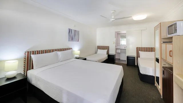 غرفة قياسية بسرير كوين وسريرين منفصلين، Best Western Cattle City Motor Inn 1/10