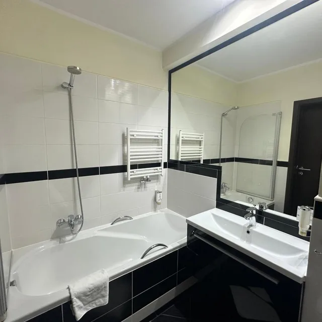 غرفة بسرير مزدوج مع أريكة، Business Faltom Hotel 8/10