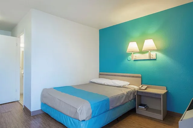 جناح بسرير كوين لذوي الإعاقة، Motel6 Rochester, MN 4/9