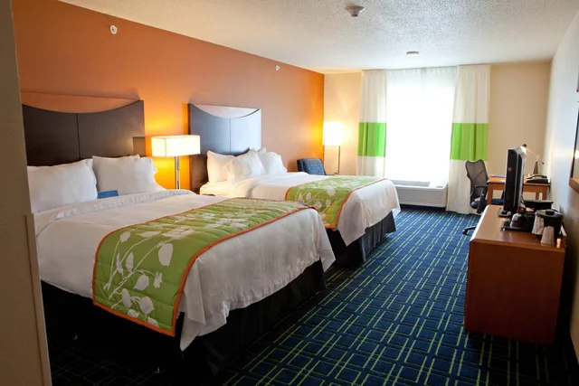 غرفة بسريرين كوين بحوض استحمام لذوي الإعاقة، Fairfield Inn Suites Flint Fenton 1/2