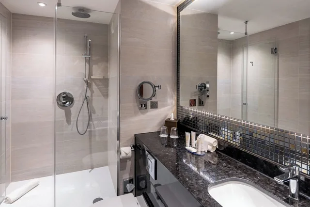 Plaza, Club, Suite, King Bed, Club Floor، CROWNE PLAZA LONDON HEATHROW T4 4/7