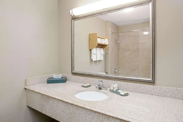 2 Rooms, Suite, King Bed, La Quinta Inn And Suites Paris 5/6