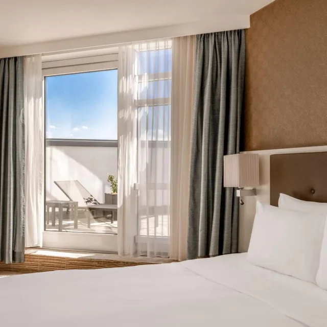 جناح جونيور بسرير مزدوج بشرفة، Munich Marriott Hotel 4/8
