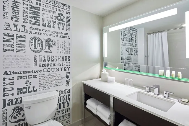 غرفة كلوب بسرير كينج، Renaissance Nashville Hotel 5/6