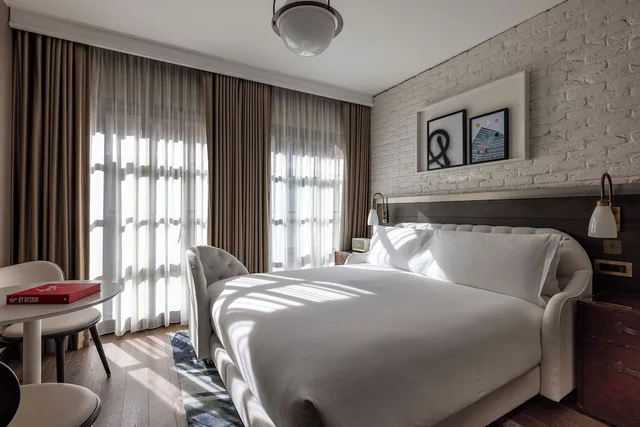 غرفة غراند بسرير كينج لذوي الإعاقة، Virgin Hotels London-Shoreditch 1/3