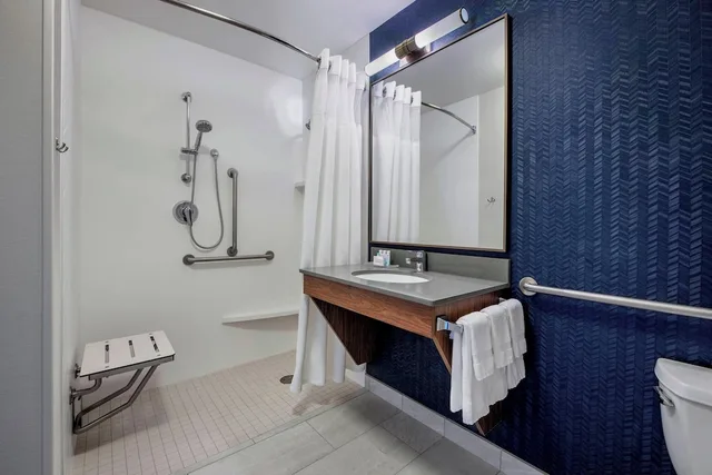 غرفة بسرير كينج لذوي الإعاقة، Fairfield Inn And Suites Kelowna 4/4