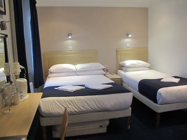 غرفة ثلاثية بسرير مزدوج وسرير فردي مع سرير إضافي، Alhambra Hotel 5/8
