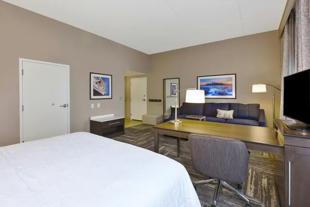غرفة بسرير كينج مع أريكة لذوي الإعاقة، Hampton Inn & Suites Wells-Ogunquit 1/6