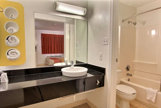 غرفة قياسية بسرير مزدوج، Motel6 Austin, TX 5/7
