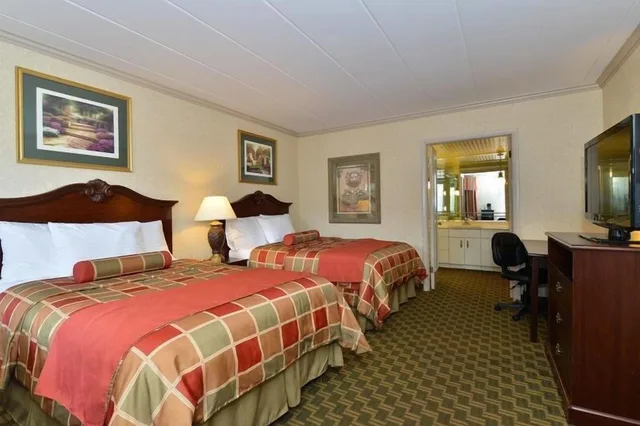 غرفة بسريرين مزدوجين بإطلالة على المسبح، Days Inn & Suites By Wyndham Roseville/Detroit Area 3/4