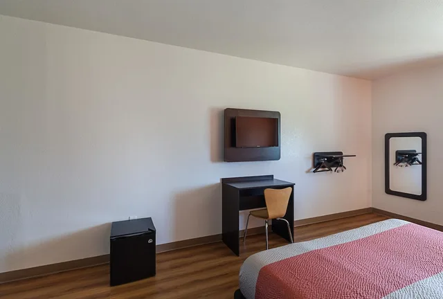 غرفة ديلوكس بسرير كينج لذوي الإعاقة، Motel6 Bedford, TX - Fort Worth 5/6