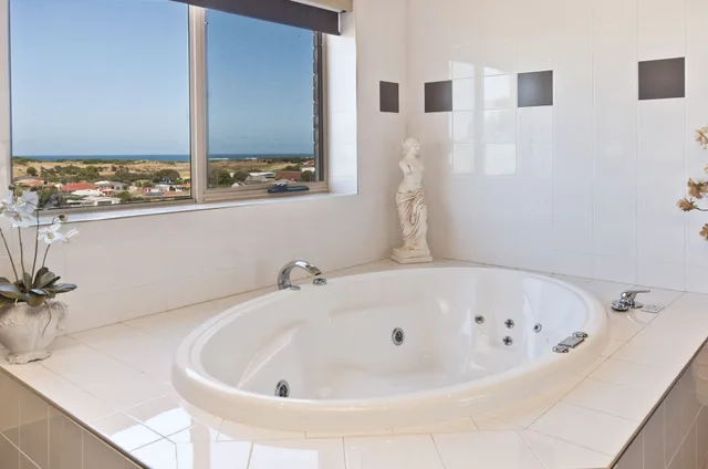 Spa, Premium, Suite, King Bed, Sofa، Comfort Inn On Raglan 9/10