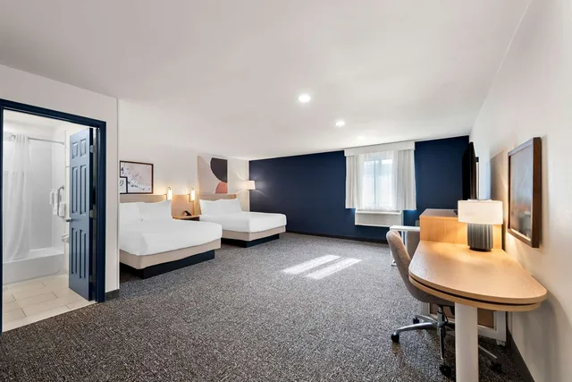 غرفة بسريرين كوين مع أريكة، Spark by Hilton Norfolk 2/3