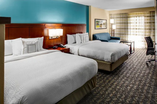 Room, Multiple Beds, Balcony، Courtyard New Bern 1/3