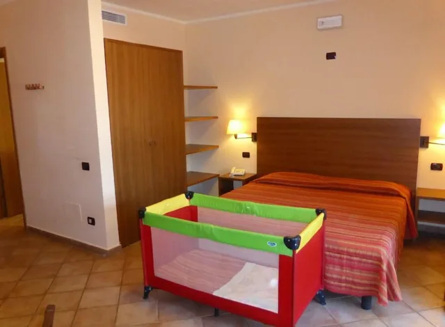 غرفة قياسية بسرير كوين بإطلالة على المسبح بشرفة، Villaggio Club I Tusci Residence 3/3