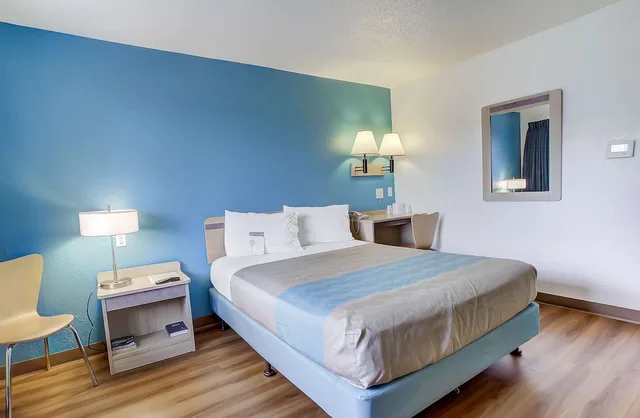 غرفة قياسية بسرير كينج، Motel6 Coos Bay, OR 3/6