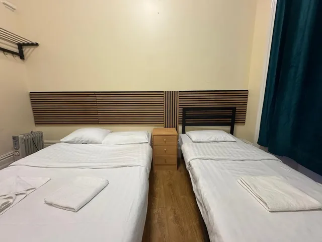 غرفة ثلاثية بسرير مزدوج وسرير فردي، Anwar House 8/10