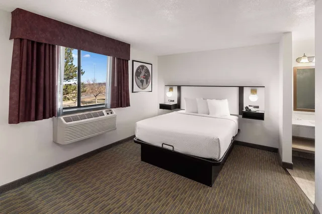 جناح بسريرين كوين بغرفة نوم واحدة، SYLO Hotel Denver Airport, a Ramada by Wyndham 1/5