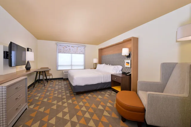 غرفة قياسية بسرير كينج لذوي الإعاقة، Holiday Inn Kansas City Airport 1/4